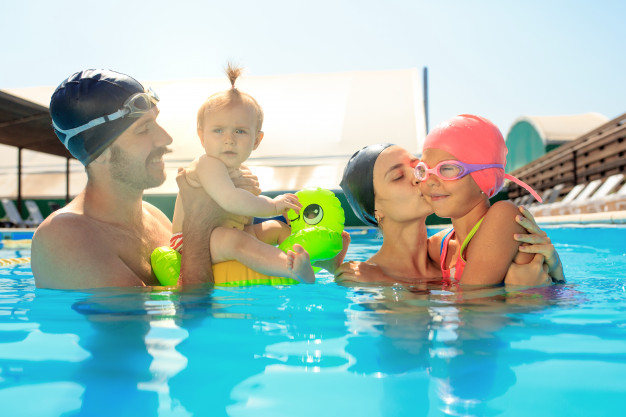 familia-feliz-se-divertindo-na-piscina_155003-7554