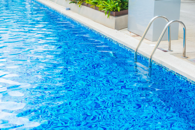 belo-resort-de-luxo-hotel-piscina_74190-3842