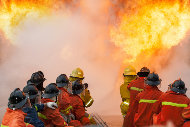 bombeiros-treinando-the-employees-annual-training-combate-a-incendio_43205-16