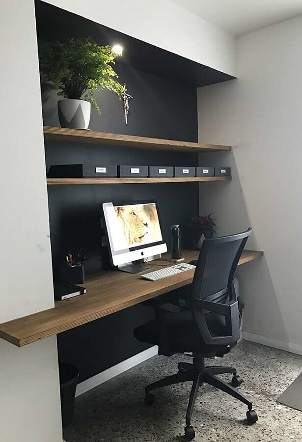 decoração-de-home-office-com-parede-preta-e-bancada-de-madeira-Foto-Webcomunica