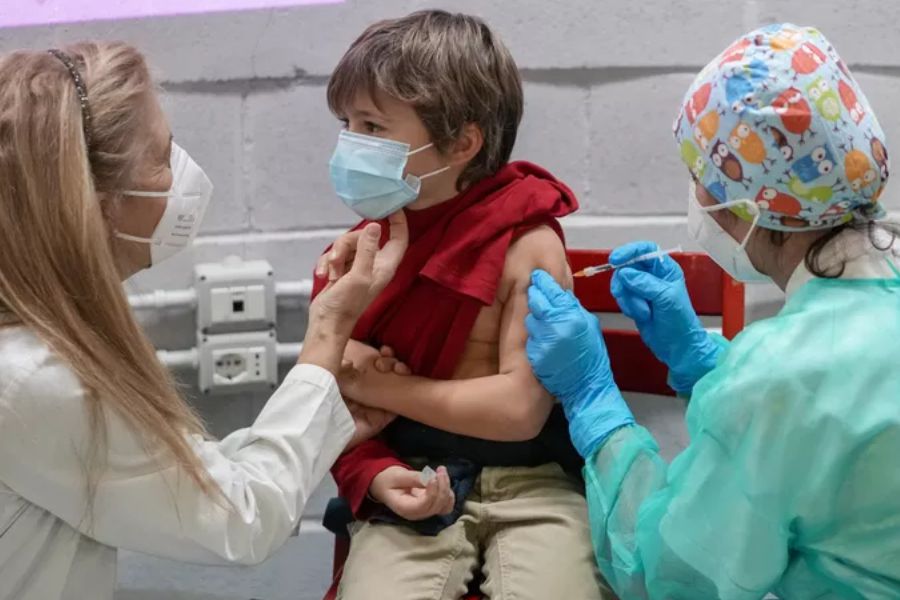 Menino recebe dose da vacina da Pfizer contra a Covid-19 em Roma, na Itália, em 15 de dezembro — Foto: Andrew Medichini/AP